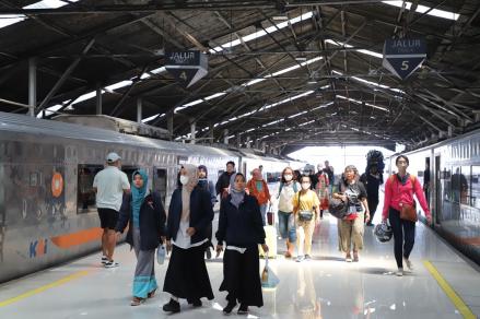 Kasus Covid-19 Melonjak, KAI Minta Pelanggan Pakai Masker saat Melakukan Perjalanan