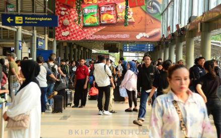 Sepekan Jelang Libur Nataru, Stasiun Pasar Senen Mulai Dipadati Penumpang