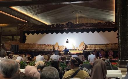 TMII menghadirkan pertunjukan wayang kulit untuk memeriahkan malam tahun baru. Pertunjukan Wayang Kulit Semalam Suntuk (Annastasya Rizqa/MPI)
