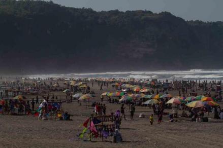 29 Ribu Orang Lewati Malam Tahun Baru di Pantai Parangtritis (foto: MNC media)