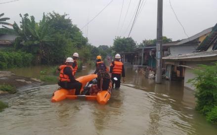 Tinjau Banjir, BNPB Imbau Warga Bandung Tetap Waspada Bencana Susulan (FOTO:MNC Media)