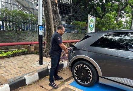 Isi Daya Baterai Mobil Kini Bisa di Tiang Listrik. (Foto PLN)