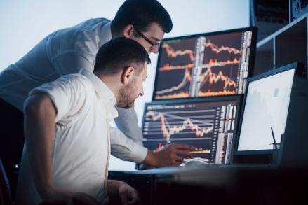 Contekan Investasi di Semester II: Sektor Saham Ini Bakal Cuan dan Boncos (foto mnc media)