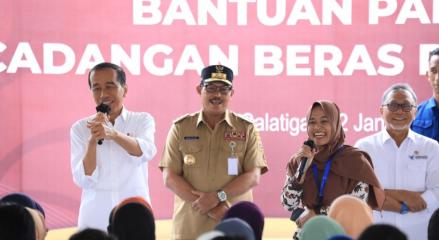 Berkunjung ke Salatiga, Jokowi Bagi-Bagi Beras ke Warga (FOTO:Dok Ist)