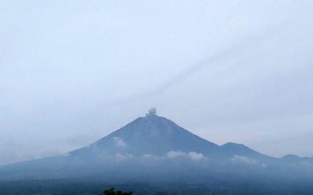 Gunung Semeru mengalami erupsi beberapa kali pada Kamis (2/1/2024). Tinggi letusan mencapai 1.200 meter di atas puncak.