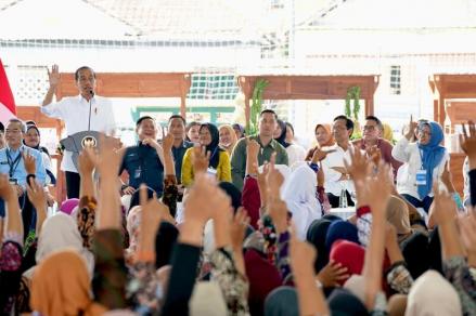 Jokowi Ajak Sultan Yogya Temui 5.000 Nasabah PNM Mekaar di Bantul (foto: MNC Media)