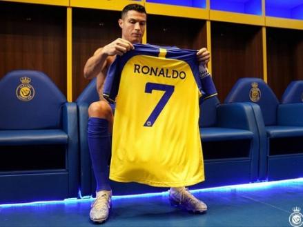 Dilelang, Jersey Al-Nassr Original Bertanda Tangan Ronaldo Terjual Rp1,9 Miliar. (Foto: Jersey Al-Nassr Original Bertanda Tangan Ronaldo)