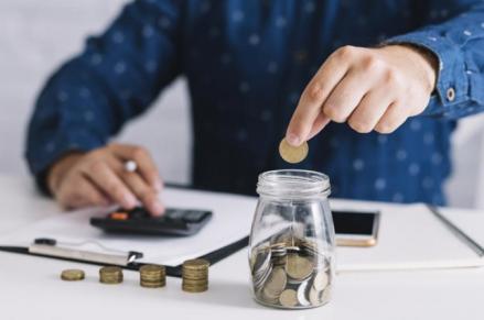 5 Strategi Menyisihkan Uang Belanja Jadi Tabungan Darurat untuk Gaji Pas-pasan. (Foto: Freepik)