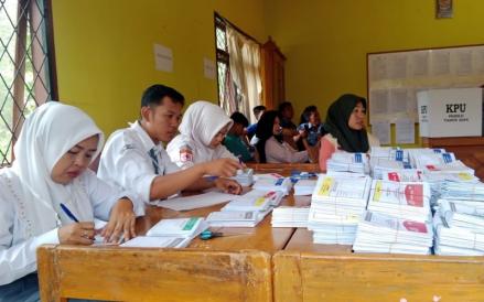Petugas TPS Kota Lubuklinggau mengenakan seragam SMA (Era Neizma Wedya/MPI)