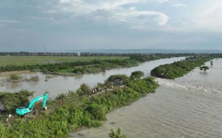 Dua tanggul Sungai Wulan di Demak, Jateng, yang jebol akhirnya diperbaiki dan ditutup. (Foto: PT WIKA)