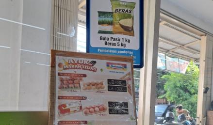 Stok Beras Premium di Ritel Modern Kosong, Polda Jateng Selidiki Penyebabnya. (Foto: Eka Setiawan/MNC Media)