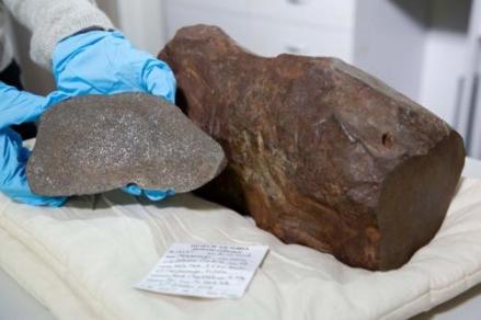 Kenali Ciri-Ciri Batu Meteor yang Asli dan Cara Menguji. (FOTO: MNC MEDIA)