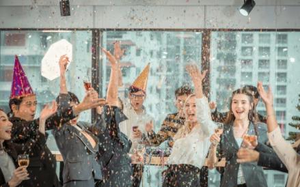 Perayaan ulang tahun kantor atau anniversary ternyata mempunyai dampak positif (Mister Aladin)