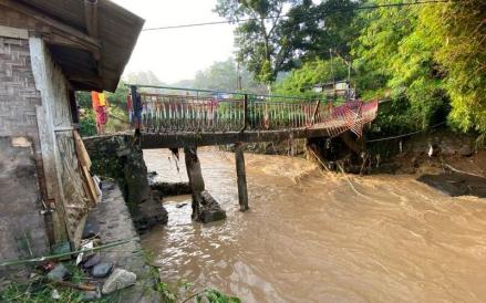 Banjir bandang menerjang wilayah Desa Nyalindung, Kecamatan Cipatat, Kabupaten Bandung Barat (Ferry Bangkit/MPI)