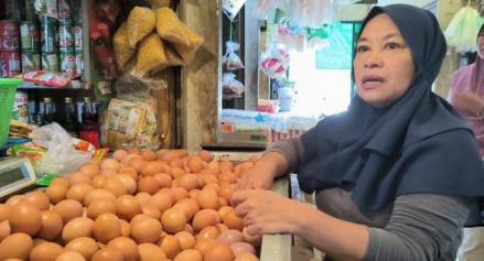 Turun Jadi Rp30 Ribu per Kg, Masyarakat Mengeluh Harga Telur Masih Mahal. Foto: MNC Media.