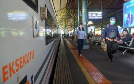 Tiket kereta api tambahan Lebaran 2025 sudah bisa dipesan. Ada tujuh KA tambahan Lebaran keberangkatan awal dari stasiun KAI Daop 6 Yogyakarta. (MNC Media)