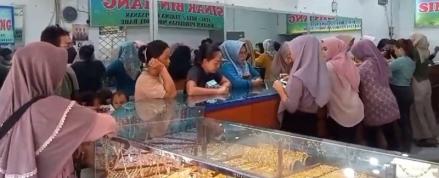 Emak-Emak Borong Emas Jelang Lebaran, Dijual Lagi Usai Hari Raya (foto iskandar)