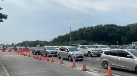 Kecelakaan beruntun terjadi di ruas Jalan Tol Jakarta-Cikampek pada H-3 atau puncak arus mudik Lebaran 2025,  Jumat (28/3/2025).