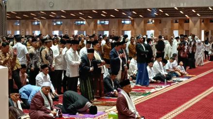 Jokowi dan Maruf Amin Salat Idul Fitri di Masjid Istiqlal. (Foto: Raka/MNC Media)