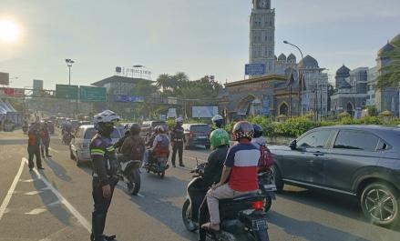 Hari Kedua Lebaran, Petugas Terapkan Sistem Ganjil Genap Menuju Puncak Bogor (FOTO:MNC Media)