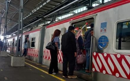 Penumpang yang naik KRL Solo-Yogyakarta dari Stasiun Solo Balapan, Sabtu (13/4/2024). Foto: Ary Wahyu Wibowo