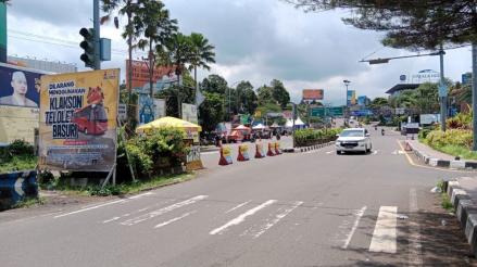 Arus Balik Libur Panjang Waisak, Polisi Berlakukan One Way dari Puncak Arah Jakarta (Putra Ramadhani/iNews Media Group)
