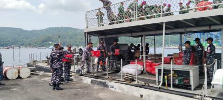 TNI AL Kerahkan KRI Kirim Bantuan untuk Masyarakat Terdampak Erupsi Gunung Ruang. (Foto: TNI AL/ MNC Media)