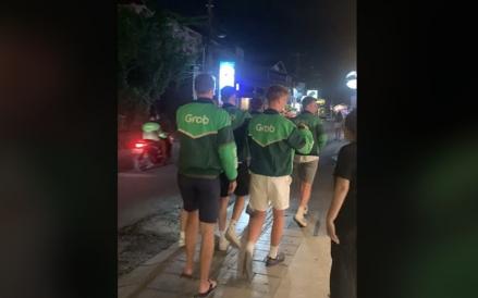 Segerombolan bule yang diduga di Bali, mengenakan jaket ojol dari perusahaan yang berbeda. (TikTok)