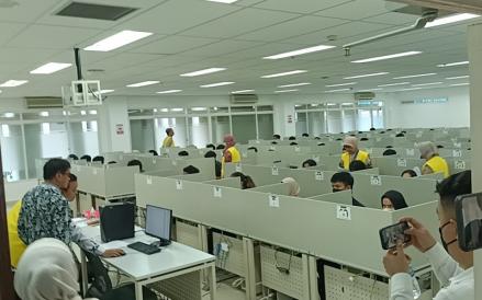 Dirjen Diktiristek Kemendikbud meninjau pelaksanaan UTBK 2024 di UI. (Muhammad Refi Sandi/MPI)