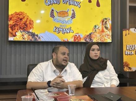 Cerita Owner Roti Keset Condet, Pilih Makanan Jadul untuk Dijadikan Kuliner Kekinian. (Foto: MPI/Devi Pattricia)