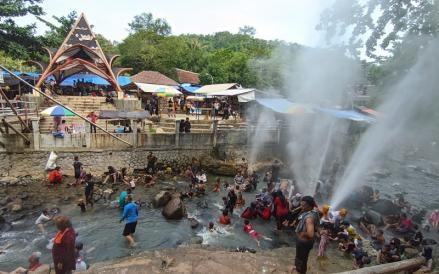 Semburan Geyser dijadikan Berendam Wisatawan (Foto: Ilham Nugraha)