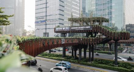 JPO Phinisi Sudirman Disulap jadi Hutan Rimba, Tertarik Mengunjungi? (FOTO:Twitter WatchmenID)
