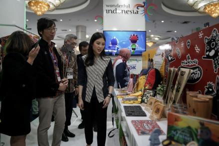 Hadiri Inabuyer B2B2G 2024, Wamenparekraf Angela Tanoesoedibjo Kagum sama Brand Lokal Ini. (Foto: MNC Media)