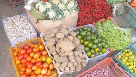 Pedagang Pasar Kramat Jati Keluhkan Harga Tomat Konsisten Tinggi usai Lebaran. (Foto: MNC Media)