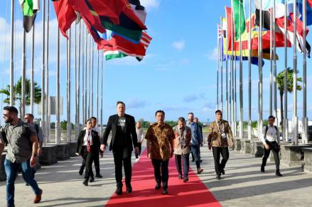 Menko Luhut Sambut Kedatangan Elon Musk di Bali, Siap Resmikan Stralink di Indonesia . (Foto: MNC Media)