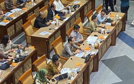 Mendikbudristek Nadiem Makarim saat Raker bersama Komisi X, di kompleks Parlemen, Jakarta, Selasa (21/5/2024).
