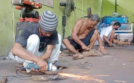 Sejumlah perajin pande besi kebanjiran orderan pisau penyembelih kurban jelang Idul Adha 2024 (Kuntadi/MPI)