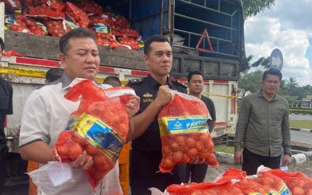 Bea Cukai menggagalkan penyelundupan bawang putih dan bawang bombai. (Foto: iNews Media Group)