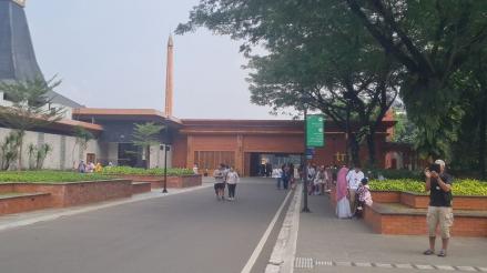 Long Weekend, Lebih dari 10.000 Orang Kunjungi TMII hingga Siang Ini. (Foto: Jonathan/MNC Media)