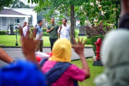 Jokowi Bagikan Sembako untuk Warga Yogyakarta. (Foto: MNC Media)