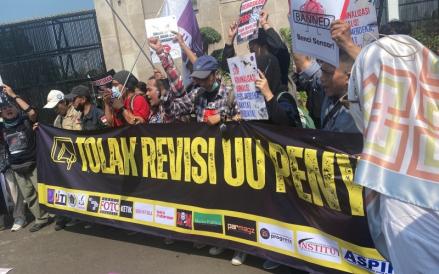 Dewan Pers menolak beberapa pasal yang termuat dalam draf Rancangan Undang-Undang Penyiaran. (Demo tolak RUU Penyiaran/MPI)