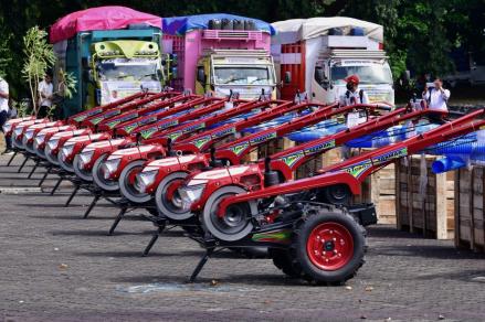 Mentan Serahkan Bantuan Pertanian Sebanyak 60 Truk Senilai Rp410 Miliar di Sulsel. (Foto: MNC Media)