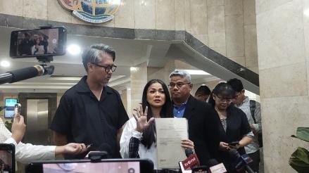 Gemetar saat Terima Sertifikat Tanah, Nirina Zubir Berhasil Menang Lawan Mafia Tanah. (Foto: MNC Media)