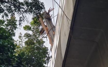 Hutama Karya Investigasi Jatuhnya Alat Berat di Lintasan MRT. (Foto: MNC Media)