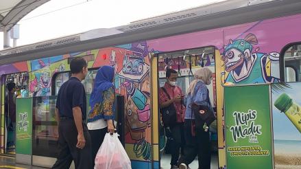 Pemprov DKI Jakarta menetapkan tarif khusus sebesar Rp1 dan menambah jam operasional untuk layanan angkutan umum Transjakarta, MRT Jakarta, dan LRT.