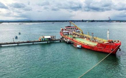 Pipa Penyaluran BBM di Bengkulu Ditabrak Kapal Tongkang, Pertamina Kirim Tanker