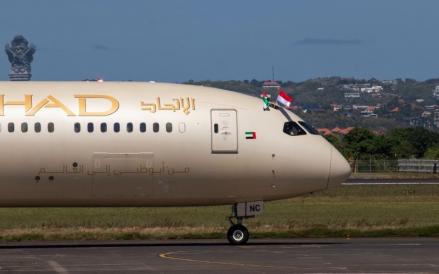 Laba bersih Etihad Airways melonjak hingga 30 persen menjadi 685 juta dirham di kuartal I-2025. (foto: iNews Media)