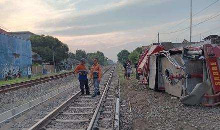 Truk Damkar Tertabrak Kereta Api Limas KA 2526 di Kawasan Haurgeulis, Ini Penjelasan KAI (FOTO:Dok Ist)