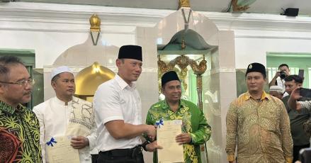 Kementerian ATR Serahkan Sertifikat Tanah Wakaf ke Masjid Sunan Giri yang Berusia 1.500 Tahun