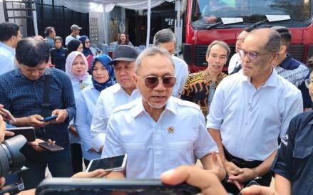 Menteri Koordinator Bidang Pangan, Zulkifli Hasan mendorong pelabuhan di Indonesia melakukan pengembangan berwawasan lingkungan dan modern atau green and smart.